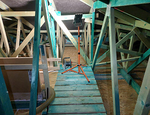 Zateplení stropu novostavby rodinného domu pomocí foukané izolace